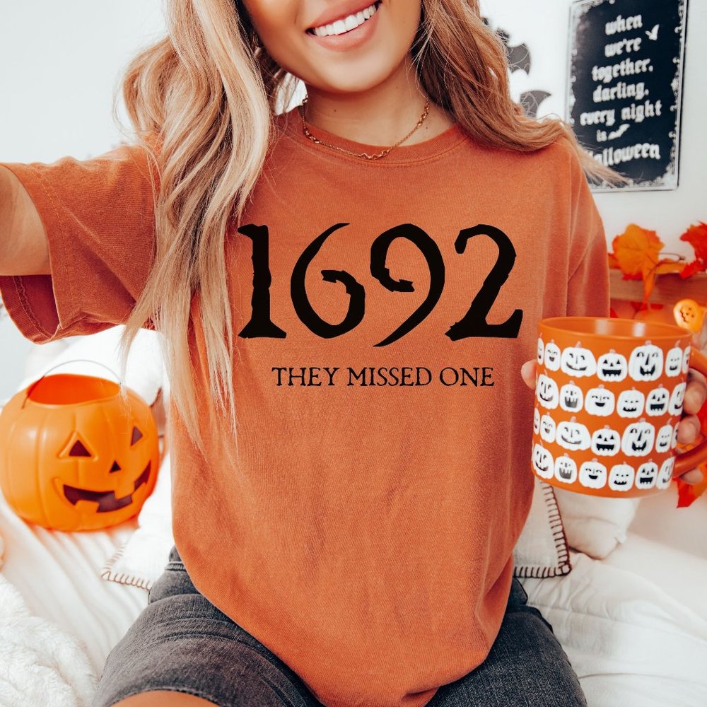 NEW Salem 1692 Halloween Comfort Colors Graphic Fall Vintage Inspired Tee Shirt
